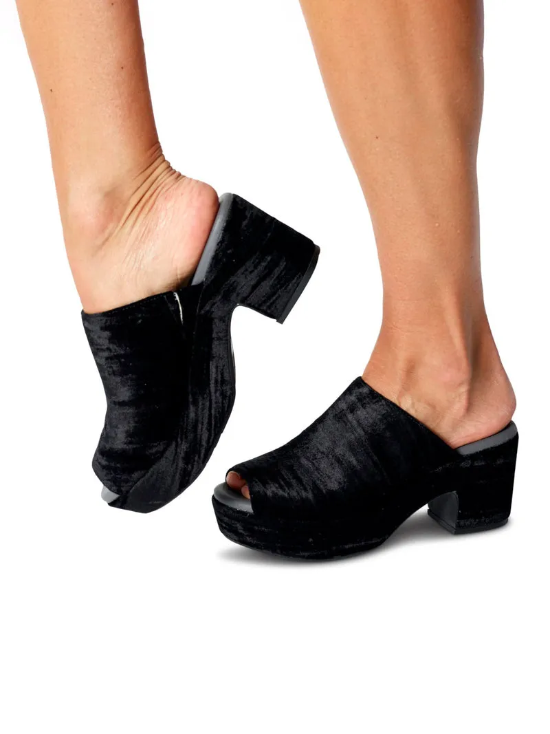 Chocolat Blu Gordie Clog - Black Velvet